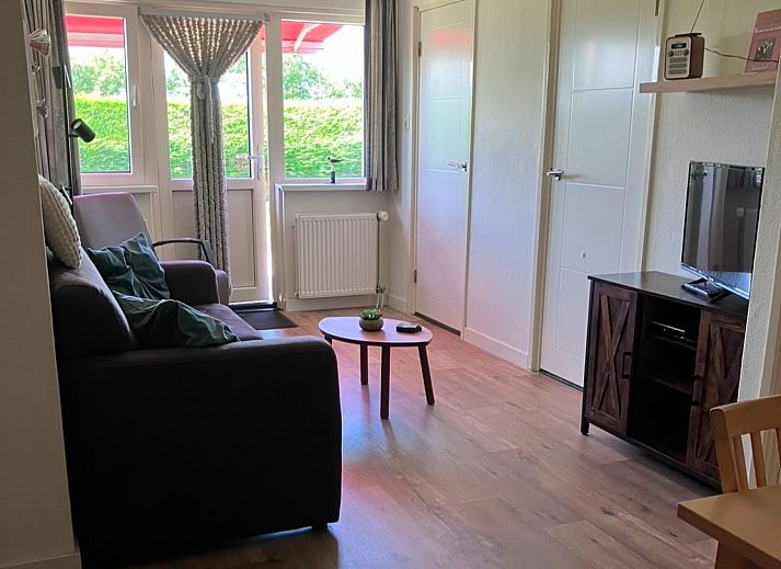 Aussenansicht des NH200-Ferienhauses in Den Burg Texel mit grossem Garten.