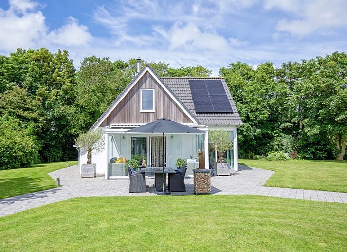 Uit Zicht Ferienhaus in Den Burg Texel mit sonniger Terrasse und gruener Umgebung