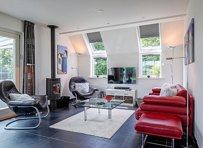 Uit Zicht Ferienhaus in Den Burg Texel mit sonniger Terrasse und gruener Umgebung