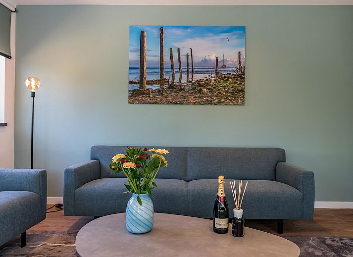 Sonnige Terrasse mit Liegestuehlen im Ferienhaus Blauwe Kiekendief in Den Burg, Texel.