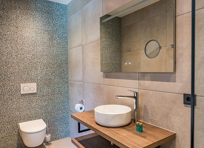 Blue Harrier-Ferienhaus in Den Burg, Texel, inmitten eines ueppigen Gartens.