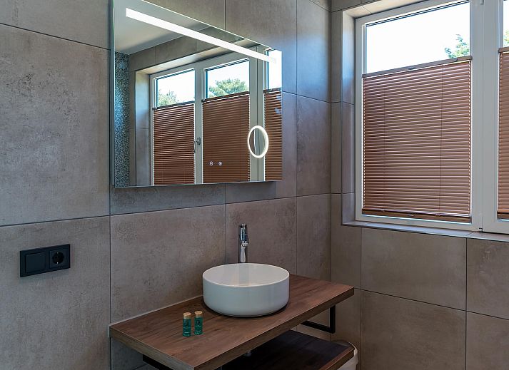 Blue Harrier-Ferienhaus in Den Burg, Texel, inmitten eines ueppigen Gartens.