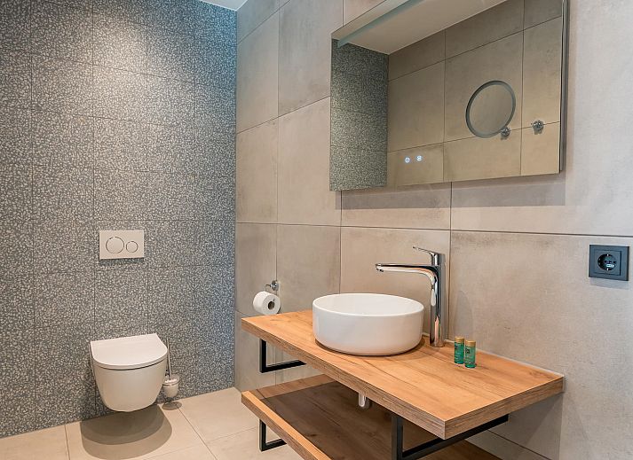 Terrasse mit Sitzgelegenheit im Ferienhaus Grauwe Kiekendief auf Texel.