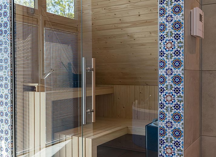 Terrasse mit Sitzgelegenheit im Ferienhaus Grauwe Kiekendief auf Texel.