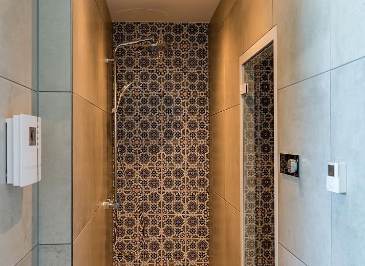 Innenbereich des Grauwe Kiekendief Ferienhauses mit Blick auf den Garten in Den Burg.