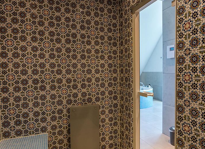 Innenbereich des Grauwe Kiekendief Ferienhauses mit Blick auf den Garten in Den Burg.