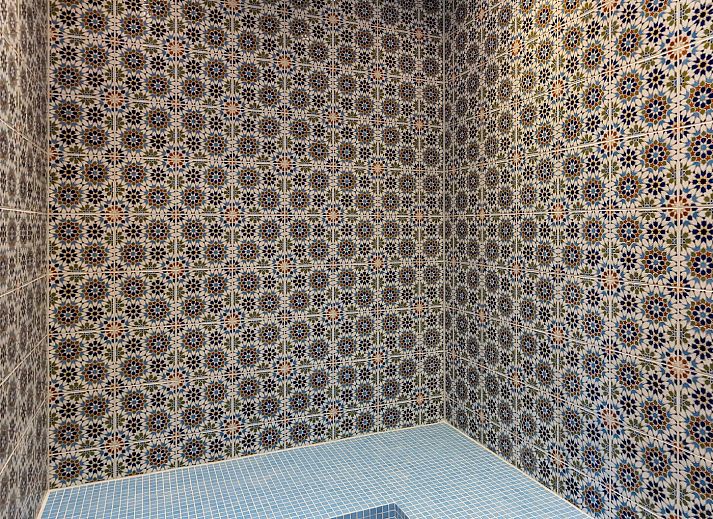 Innenbereich des Grauwe Kiekendief Ferienhauses mit Blick auf den Garten in Den Burg.