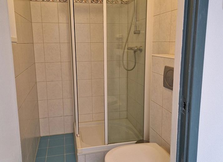 Attraktives Schlafzimmer im Ferienhaus Kogerstraat, Den Burg, Texel. Geraeumiges Doppelbett unter einer Dachschraege fuer Ruhe und Komfort.