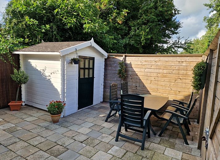 Attraktives Schlafzimmer im Ferienhaus Kogerstraat, Den Burg, Texel. Geraeumiges Doppelbett unter einer Dachschraege fuer Ruhe und Komfort.