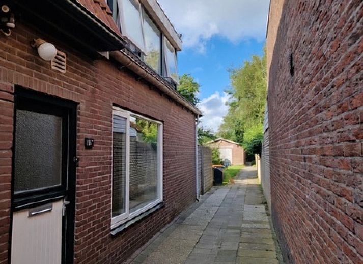 Attraktives Schlafzimmer im Ferienhaus Kogerstraat, Den Burg, Texel. Geraeumiges Doppelbett unter einer Dachschraege fuer Ruhe und Komfort.