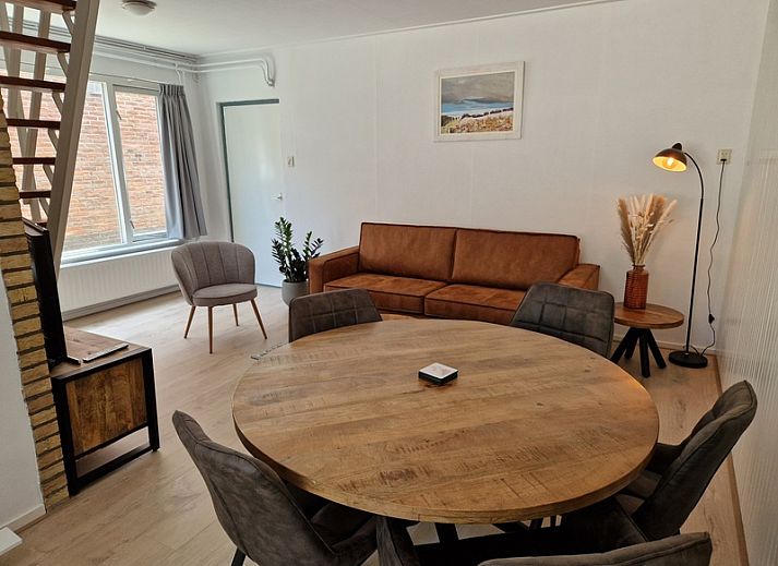 Attraktives Schlafzimmer im Ferienhaus Kogerstraat, Den Burg, Texel. Geraeumiges Doppelbett unter einer Dachschraege fuer Ruhe und Komfort.