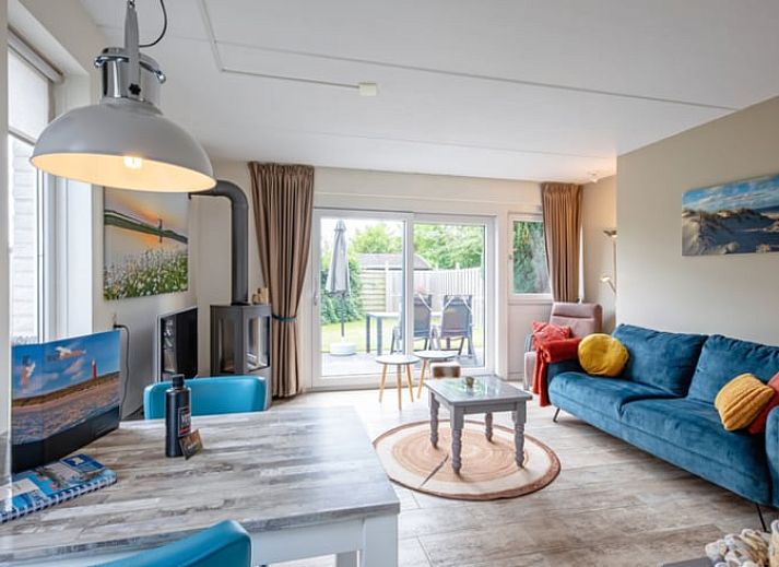 Luftaufnahme von Cottage in Den Burg, Texel, Ferienhaus auf den Watteninseln in gruener Umgebung.