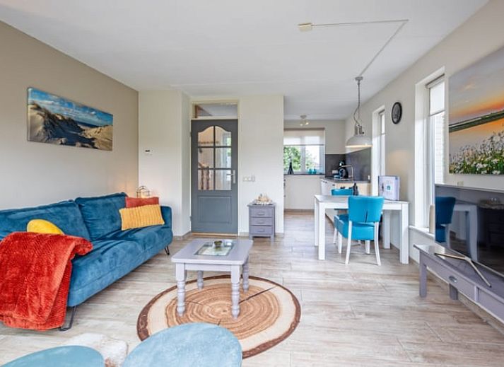 Luftaufnahme von Cottage in Den Burg, Texel, Ferienhaus auf den Watteninseln in gruener Umgebung.