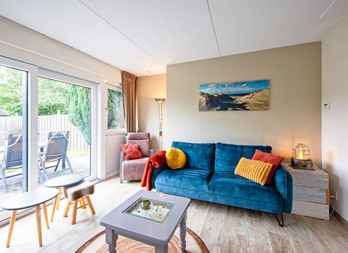 Luftaufnahme von Cottage in Den Burg, Texel, Ferienhaus auf den Watteninseln in gruener Umgebung.