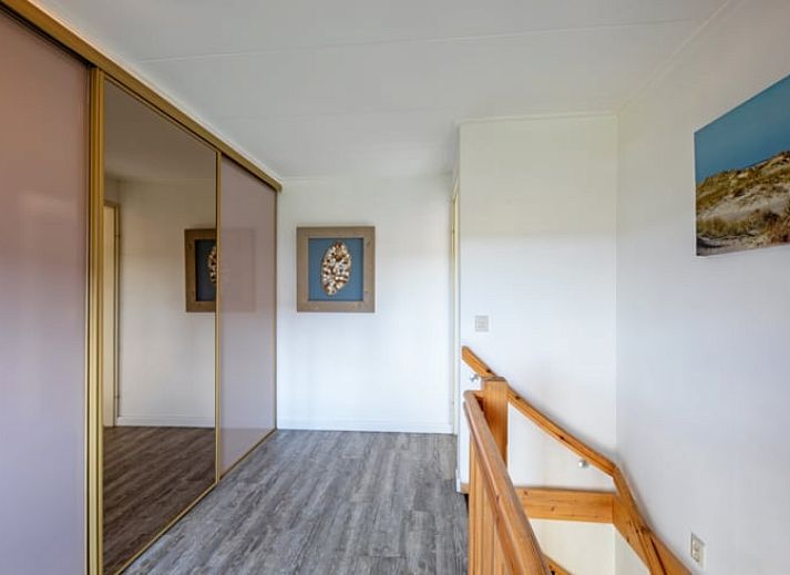 Pferde auf der Wiese beim Ferienhaus in Den Burg, Texel, Ferienhaus inmitten der Natur auf den Watteninseln.