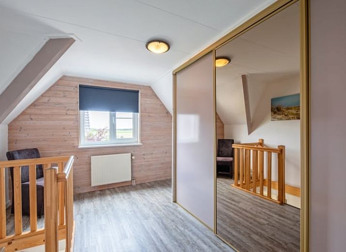 Pferde auf der Wiese beim Ferienhaus in Den Burg, Texel, Ferienhaus inmitten der Natur auf den Watteninseln.