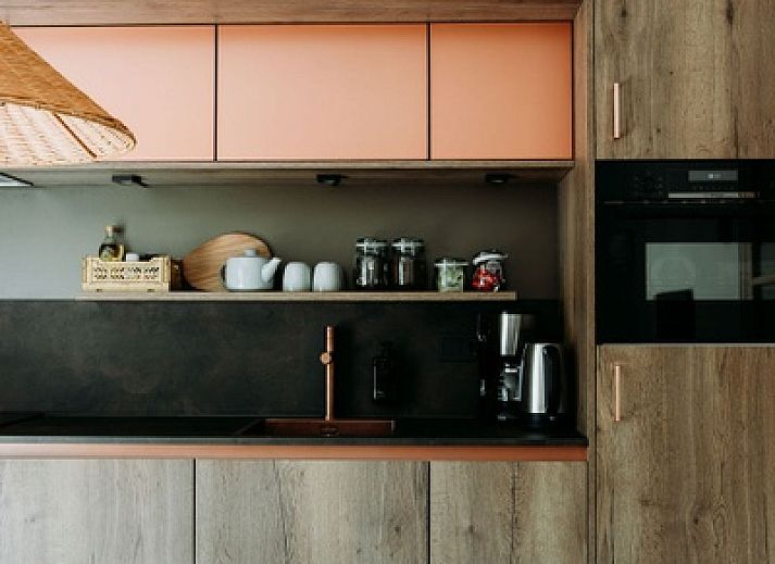 Luxurioeses Schlafzimmer im Wellness Apartment 4p Den Burg Texel mit Bad und Sauna zur Entspannung.