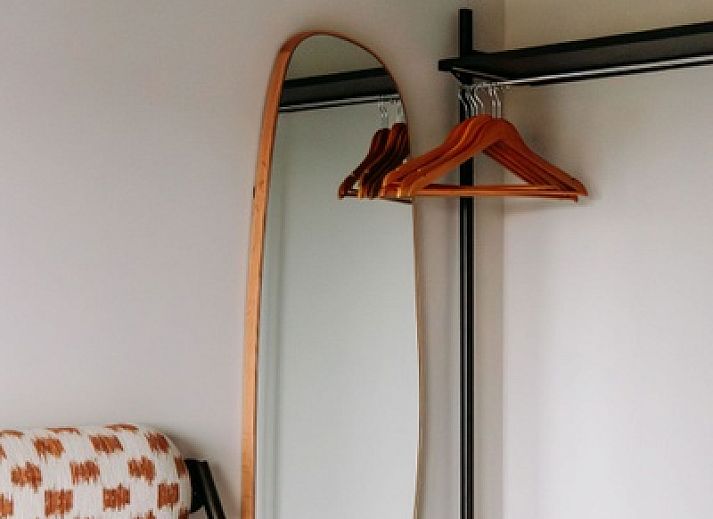 Luxurioeses Schlafzimmer im Wellness Apartment 4p Den Burg Texel mit Bad und Sauna zur Entspannung.