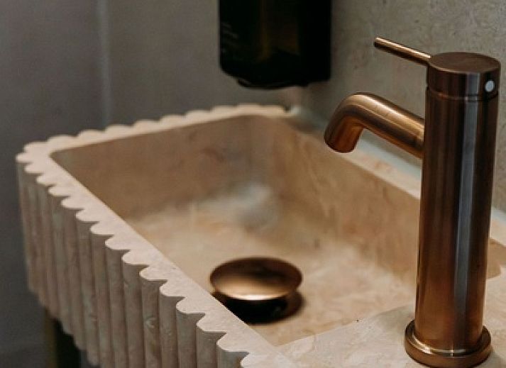 Gemuetliche Sauna im Wellness Apartment 4p Den Burg Texel fuer ultimative Entspannung.