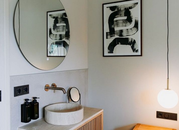 Stilvolles Wohnzimmer im Wellness Apartment 4p Den Burg Texel mit modernen Annehmlichkeiten.