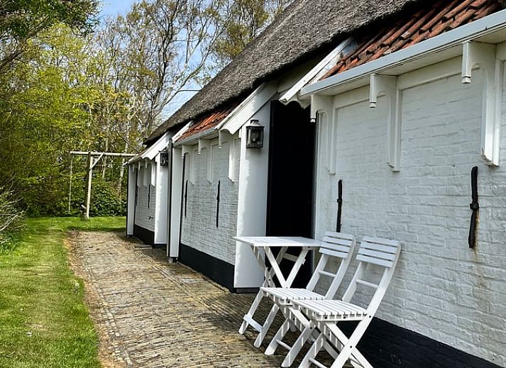 Charmantes Ferienhaus in Den Burg, Texel, mit traditioneller Architektur und umgeben von gruener Natur.