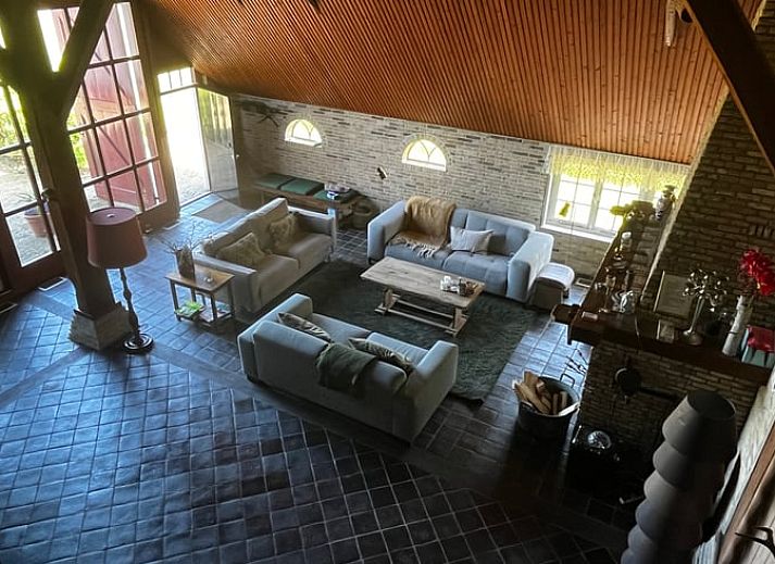 Rustikale Umgebung des Ferienhauses in Den Burg, Texel, mit einer authentischen Scheune und grossen Rasenflaechen.