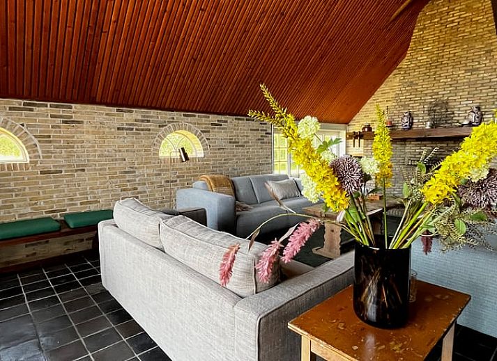 Rustikale Umgebung des Ferienhauses in Den Burg, Texel, mit einer authentischen Scheune und grossen Rasenflaechen.