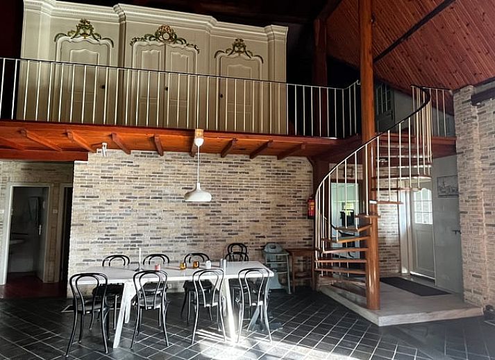 Charakteristische Fassade des Ferienhauses in Den Burg, Texel, mit Reetdach und authentischen Holztueren.