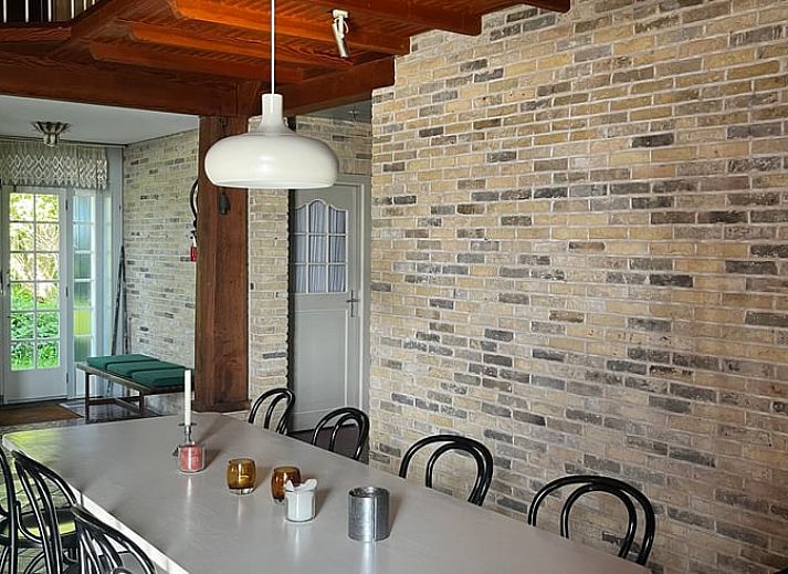 Charakteristische Fassade des Ferienhauses in Den Burg, Texel, mit Reetdach und authentischen Holztueren.