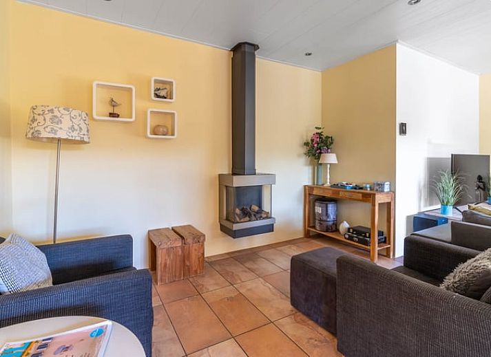 Gemuetliches Wohnzimmer von Huisje in Den Burg, Ferienhaus in Den Burg, Texel mit bequemen Sofas.