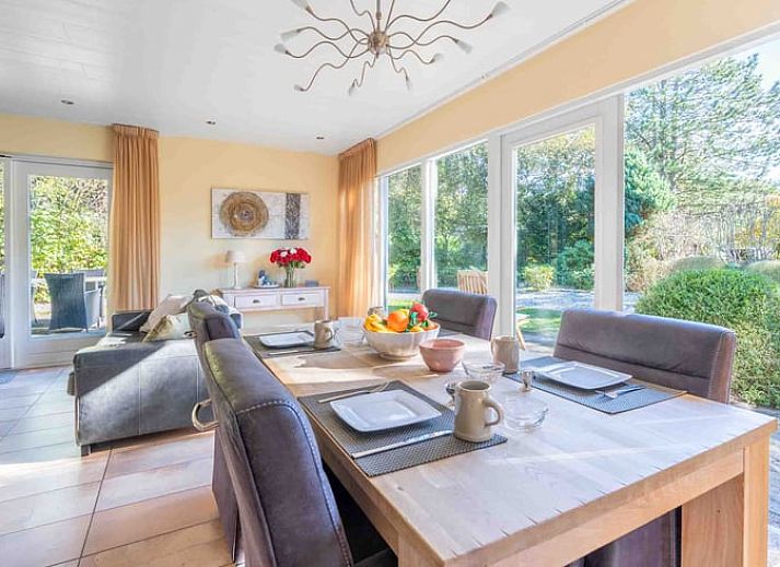 Gemuetliches Wohnzimmer von Huisje in Den Burg, Ferienhaus in Den Burg, Texel mit bequemen Sofas.