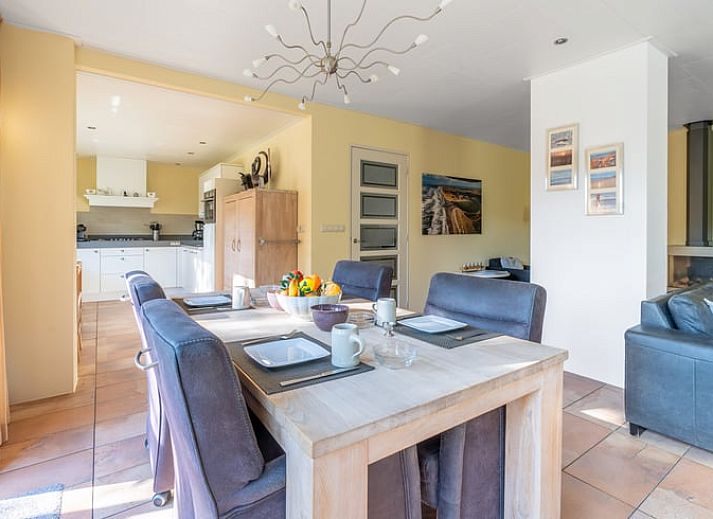 Gemuetliches Wohnzimmer von Huisje in Den Burg, Ferienhaus in Den Burg, Texel mit bequemen Sofas.