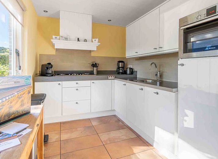 Gemuetliches Wohnzimmer von Huisje in Den Burg, Ferienhaus in Den Burg, Texel mit bequemen Sofas.