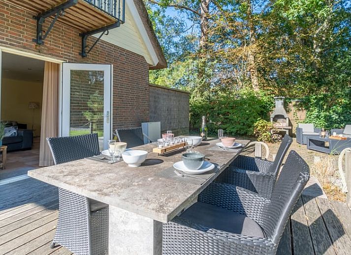 Offener Wohnbereich im Huisje in Den Burg, Ferienhaus auf Texel mit Ess- und Sitzecke.