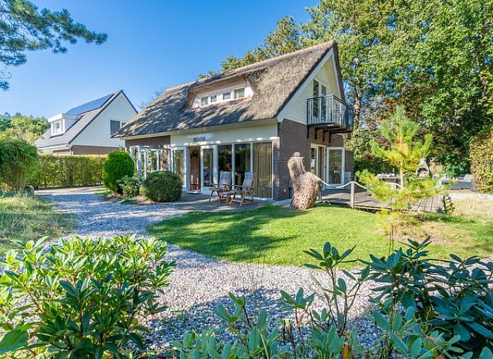 Helles Wohnzimmer des Ferienhauses in Den Burg, Texel mit Blick auf den Garten im Wattenmeer.