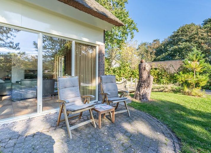 Helles Wohnzimmer des Ferienhauses in Den Burg, Texel mit Blick auf den Garten im Wattenmeer.