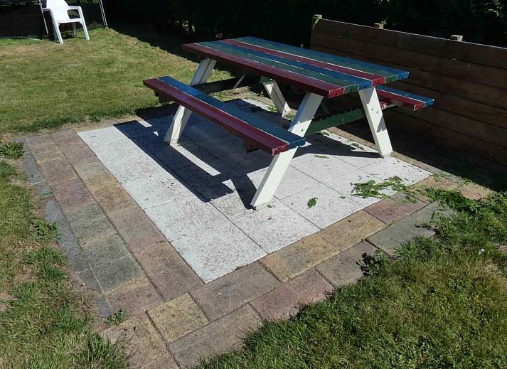 Kinderfreundlicher Garten mit Trampolin im NH197-Ferienhaus Den Burg Texel