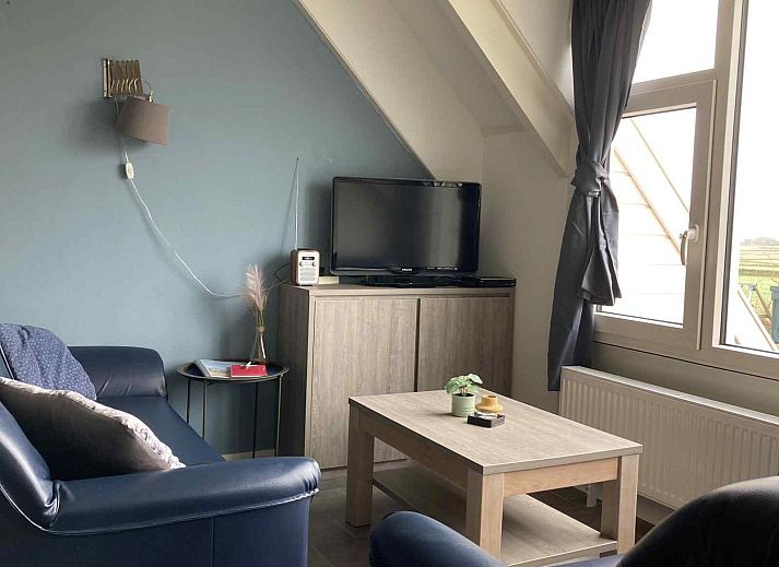 Schlafzimmer im Ferienhaus NH197 Texel mit bequemem Bett und Holztisch