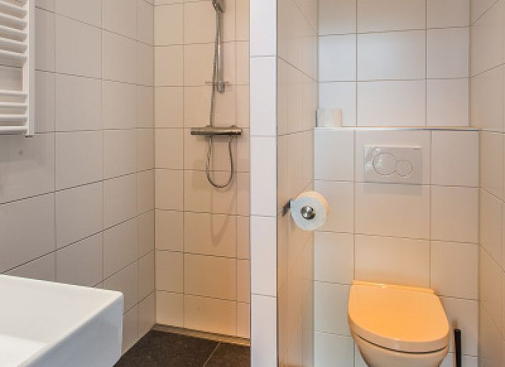 Slingerhuusie vakantiehuis in Den Burg Texel met zonnig terras en groene tuin