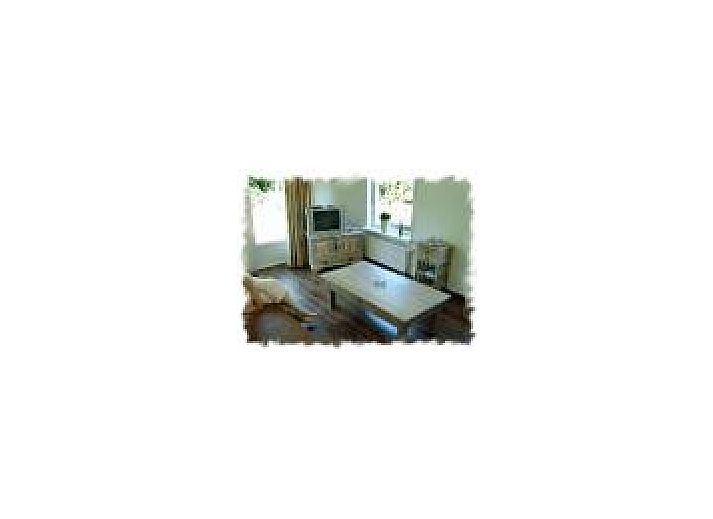 Releye vakantiehuis in Den Burg Texel met groene tuin en terras omgeven door natuur.