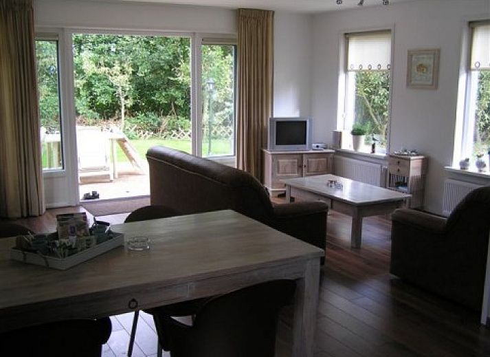Releye vakantiehuis in Den Burg Texel met groene tuin en terras omgeven door natuur.