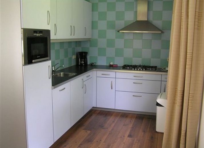 Releye vakantiehuis in Den Burg Texel met groene tuin en terras omgeven door natuur.