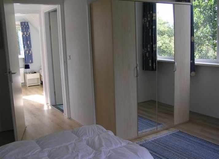 Releye vakantiehuis in Den Burg Texel met groene tuin en terras omgeven door natuur.