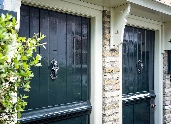 Cozy living room of Apartment De Koolmees, Den Burg, Texel, with comfortable sitting area and dining area.