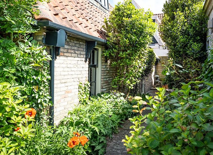 Cozy living room of Apartment De Koolmees, Den Burg, Texel, with comfortable sitting area and dining area.