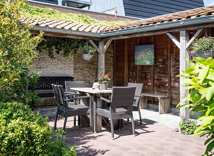 Cozy living room of Apartment De Koolmees, Den Burg, Texel, with comfortable sitting area and dining area.