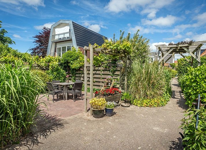Cozy living room of Apartment De Koolmees, Den Burg, Texel, with comfortable sitting area and dining area.