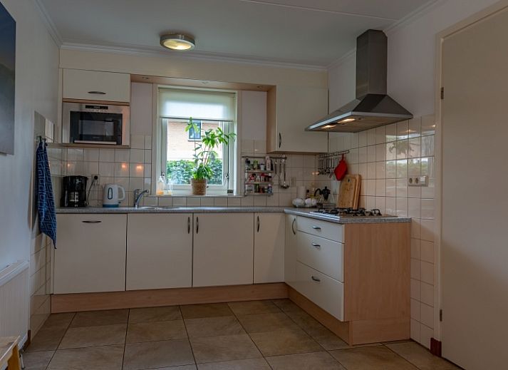 Eelman B. 1405 Ferienhaus in Den Burg Texel mit gruenem Garten und Veranda.