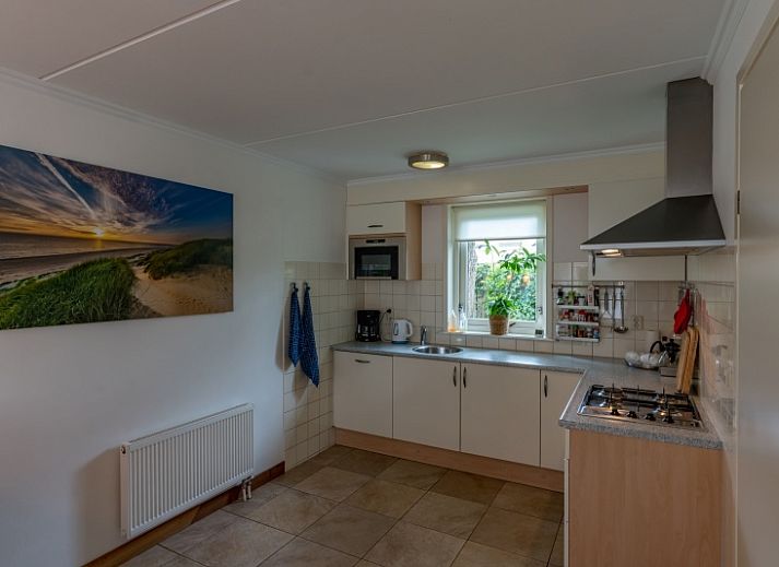 Eelman B. 1405 Ferienhaus in Den Burg Texel mit gruenem Garten und Veranda.