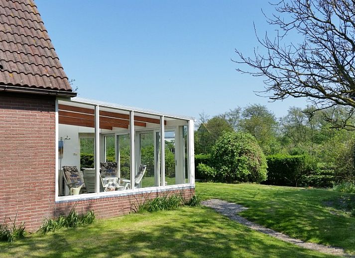 Bungalow van der Wal in Den Burg, Texel met zonnige veranda en tuin in groene omgeving.